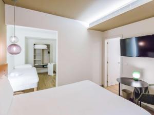 a living room with a white table and a chair at Ibis Styles Lisboa Centro Marquês de Pombal in Lisbon