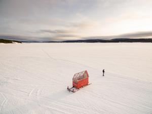 Lake Inari Mobile Cabins בחורף