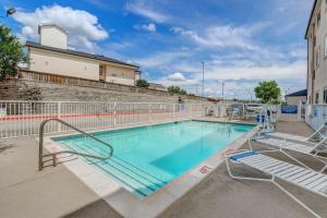 Kolam renang di atau di dekat Motel 6-Weatherford, TX