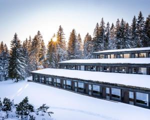 budynek pokryty śniegiem z drzewami w tle w obiekcie Voksenasen Hotell; Best Western Signature Collection w Oslo