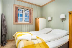 a bedroom with two beds and a window at Ilsetra Hotell in Hafjell