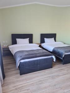 A bed or beds in a room at Гостиничный комплекс Адал