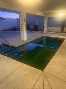 La pileta dentro o cerca de Lake Havasu Retreat w pool Everything Nearby!