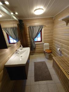 A bathroom at 100m lift, 2 min swim - Large family cabin