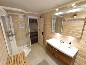 A bathroom at 100m lift, 2 min swim - Large family cabin