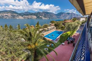 Cet appartement offre une vue sur l'eau et les montagnes. dans l'établissement Hotel Capri, à Malcesine