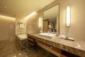 Un baño de Crowne Plaza Guangzhou City Centre, an IHG Hotel - Free shuttle between hotel and Exhibition Center during Canton Fair & Exhibitor registration Counter