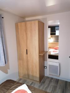 Llit o llits en una habitació de Les Pins del Sol - camping la réserve