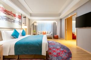 Кровать или кровати в номере voco Guangzhou Shifu, an IHG Hotel