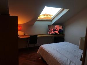 a bedroom with a bed and a tv on a desk at Hotel Spa QH Centro León in León