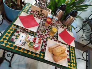 una mesa con un plato de comida. en Casa de Federico Boutique, en Granada