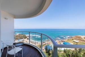 balcone con vista sull'oceano di Resort Hadera by Jacob Hotels a Hadera