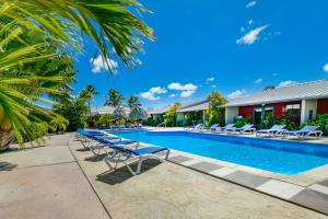 basen z leżakami i ośrodek w obiekcie Aruba Blue Village Hotel and Apartments w Palm Beach