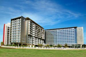 um grande edifício com muitas janelas em Park Rotana Abu Dhabi em Abu Dhabi