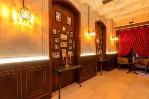 a hallway with a red curtain and a table in a room at Meroddi Barnathan Hotel in Istanbul