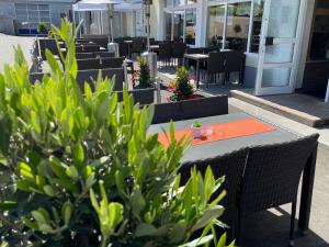 - une table avec une serviette orange sur la terrasse dans l'établissement Zur Morschbach, à Altlay