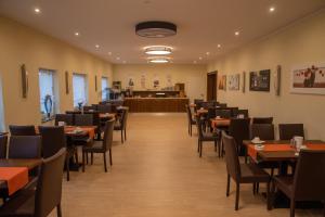 une salle à manger avec des tables et des chaises ainsi qu'une salle d'audience dans l'établissement Zur Morschbach, à Altlay