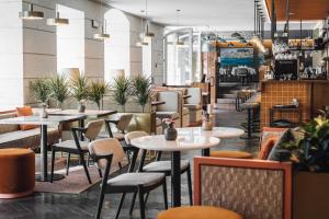 un restaurant avec des tables, des chaises et des plantes dans l'établissement Corpo Santo Lisbon Historical Hotel, à Lisbonne