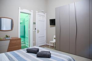 a bedroom with a bed and a sink and a mirror at Xenia Home in Reggio di Calabria