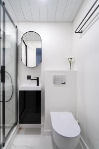 A bathroom at Tallinn Airport Studios by Revalhome