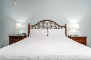 Cama ou camas em um quarto em Beachside Inn