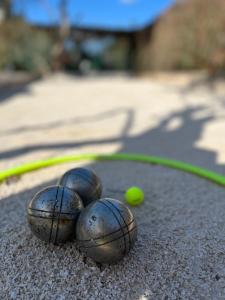 4 palle a terra con una palla da tennis di Studio proche de la plage de l'almanarre a Hyères