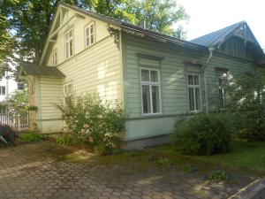 une maison verte avec une allée en face de celle-ci dans l'établissement Poska Villa Guesthouse, à Tallinn