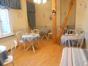 une chambre avec deux tables, des chaises et un miroir dans l'établissement Poska Villa Guesthouse, à Tallinn