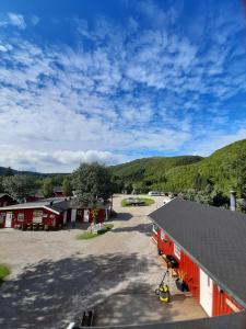 - une vue de tête sur une grange avec un parking dans l'établissement Lofoten Camp, à Stamsund