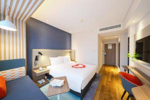 Cama ou camas em um quarto em Holiday Inn Express Quanzhou City Center, an IHG Hotel