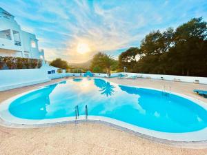 Piscina a Apartamento Atardecer en Menorca Son Parc Vista al campo de golf o a prop