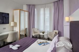 ein Hotelzimmer mit einem Bett und einem Schreibtisch in der Unterkunft Best Western Plus Hotel Carlton Annecy in Annecy