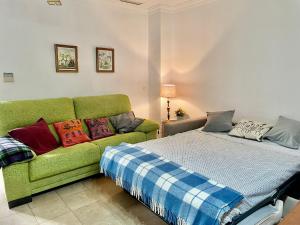 APARTAMENTO SEVILLA EN EL CENTRO CON PARKING房間的床