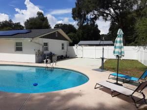 בריכת השחייה שנמצאת ב-SPACIOUS POOL HOME in North FL או באזור