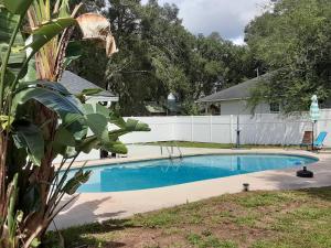 בריכת השחייה שנמצאת ב-SPACIOUS POOL HOME in North FL או באזור