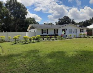 גינה חיצונית ב-SPACIOUS POOL HOME in North FL