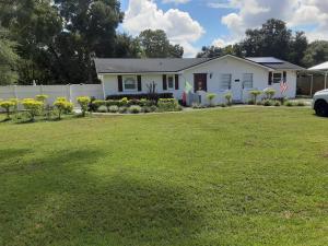 גינה חיצונית ב-SPACIOUS POOL HOME in North FL