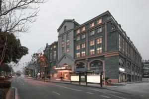 un gran edificio de ladrillo en una calle de la ciudad en Atour Light Hotel Chengdu Dujiangyan, en Dujiangyan