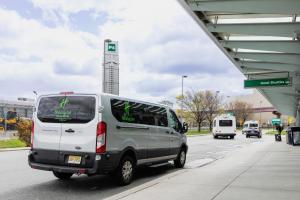 een busje staat geparkeerd bij een tankstation bij Holiday Inn Newark International Airport in Newark