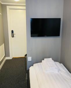 TV in/ali zabaviščno središče v nastanitvi Birka Hotel