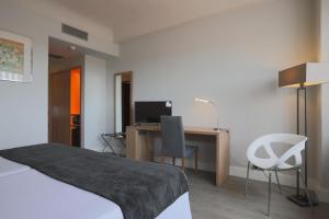 1 dormitorio con 1 cama y escritorio con ordenador en Hotel Chamartin The One, en Madrid