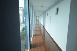 an empty corridor of an office building with a long hallway at Hotel Plaza Delta in Mexico City