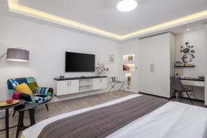 una camera con letto e TV a schermo piatto di RIKI'S APARTMENT-ZAGREB a Zagabria