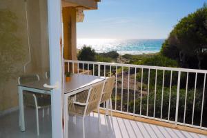 balcone con tavolo e vista sull'oceano di Apartments Es Trenc a Ses Covetes