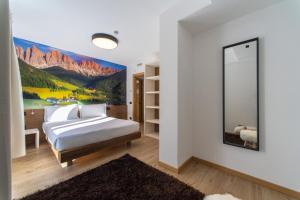 een slaapkamer met een bed en een grote spiegel bij YUGOGO PELLICO 8 Trento Centro in Trento