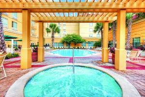 Басейн в или близо до La Quinta Inn & Suites by Wyndham San Antonio Riverwalk