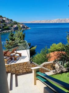 balcone con vista sull'acqua di Villa Relax , with seaview and two pools near beach a Starigrad (Cittavecchia)