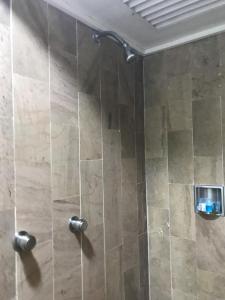 Hotel Aeropuerto tesisinde bir banyo