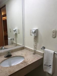 Hotel Aeropuerto tesisinde bir banyo