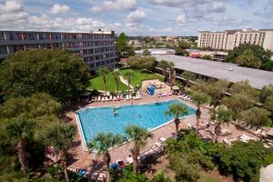 een uitzicht over het zwembad van een resort bij Rosen Inn International Near The Parks in Orlando